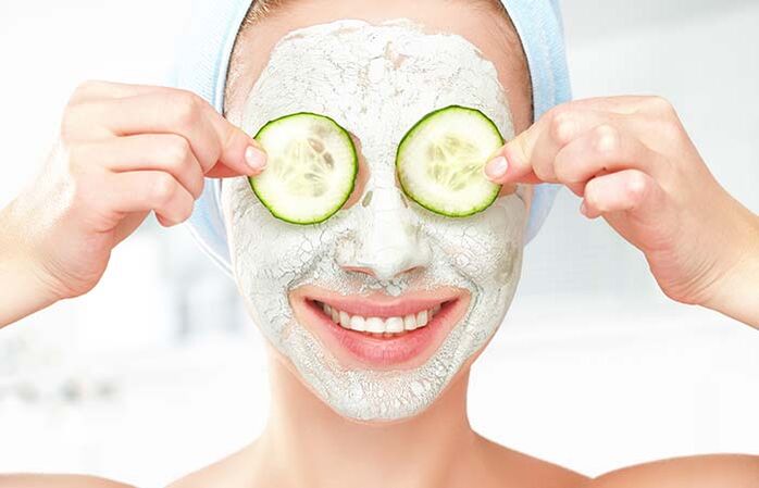 Skin rejuvenating mask based on natural ingredients